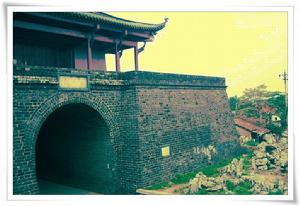 樓額上刻有“起義門”三字，是葉劍英元帥1981年在80多歲高齡時所題。