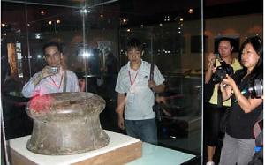 博物館內展出的春秋時期在楚雄出土的“萬家壩銅鼓”吸引了記者們的目光