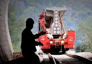 宜萬鐵路的橋隧總長度達到288公里，占全線長度的74%，居世界鐵路之最。