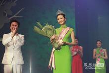 情歌王子張信哲為華姐季軍嚴青頒獎