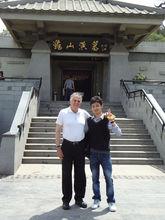 舍特曼參觀龜山漢墓