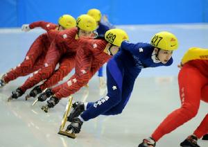 范可新（右二）