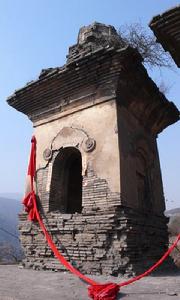 （圖）開化寺連理塔（右）