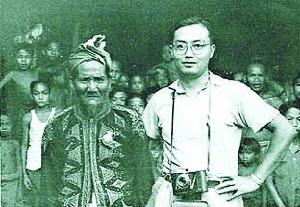 田汝康在砂勞越與陸達雅族領袖合影