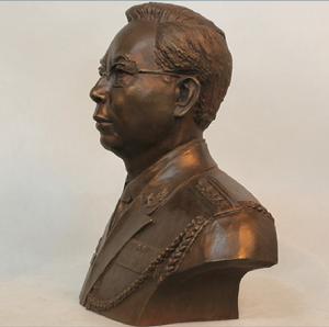 王罡銅像(側面)