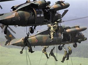 陸上自衛隊正演練空降作戰