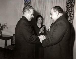 齊奧塞斯庫夫婦向法澤卡什祝賀生日並授勳