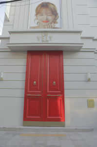 IMVELY弘大旗艦店_紅色大門