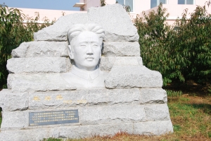 學校門前的毛岸英雕像
