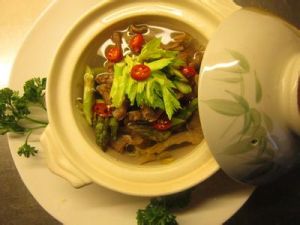 葛根蘆筍煲牛筋 葛根蘆筍煲牛筋