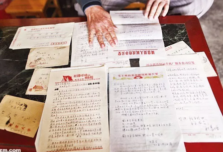 從朝鮮戰場歸來後，鍾俊驊一直和戰友保持通信，互訴人生際遇，半個多世紀來已達上千封。 (南方周末記者 翁洹/圖)