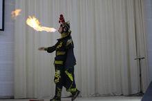 來自川北醫學院的同學表演變臉與噴火