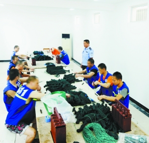 戒毒人員正在工作