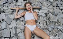 《Wrecking Ball》MV截圖