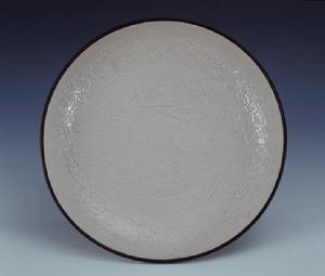 北宋定窯白釉印花雲龍紋盤 北宋定窯白釉印花雲龍紋盤