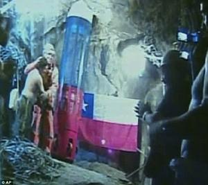 礦工在井下擁抱救援人員