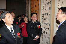 方玉傑在向孫明山、孫永波等領導介紹作品