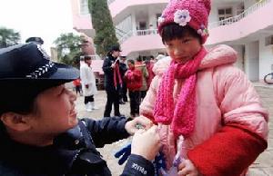 某單位組織人員來看望孩子們