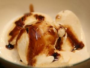 滴在冰淇淋上的摩德納傳統巴薩米克醋