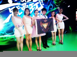 圖為魂靈情網遊公會會長：晴雨，在愛遊戲CJ展台與ShowGirl互動合照，與公司開啟新的戰略合作！，同時魂靈情公會擔任此次酒會活動以及愛遊戲CJ展台的宣傳總策劃和總製作，打造中國全新知名度，引領中國時尚潮流