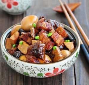 蘑菇煲五花肉 蘑菇煲五花肉