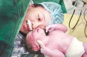 金晶順利產下一名6斤1兩的男嬰（王嘯飛 攝）