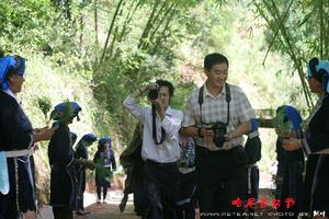 哈尼婦女們用哈尼語高唱迎賓歌