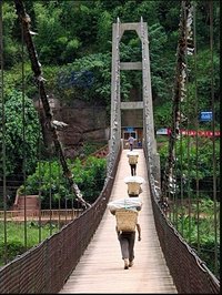 陸路進入古鎮的唯一通道-吊橋