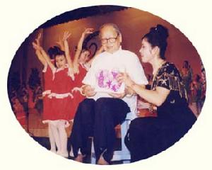 （圖）1999年7月，張崢嶸(右)與外婆黃素在首屆福建·漳浦剪紙藝術節同台演出，生動感人