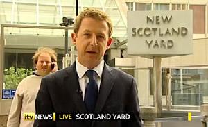 保羅-亞羅闖入電視鏡頭打電話。