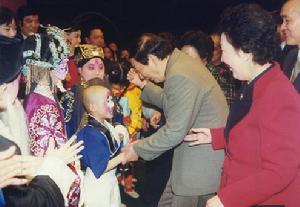 1999年11月16日，在中南海懷仁堂舉行的心連心文藝晚會上，國務院總理朱鎔基同參加演出的北京戲曲藝術職業學院學生陸地園交談。