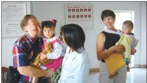 通過國際領養 中國孤兒在國外過上新的生活