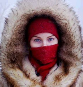 一名年輕學生在雅庫茨克市一個車站拍照留念。