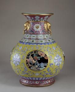 清乾隆黃地粉彩鏤空乾支字象耳轉心瓶 清乾隆黃地粉彩鏤空乾支字象耳轉心瓶