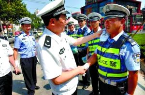 2010年8月3日武漢市交管局政委王斌在為交警擦汗