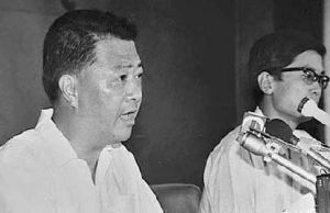1983年3月1日中國外交部舉行首次例行記者會，時任新聞司司長的齊懷遠