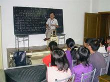 駱潤法在給學生講課