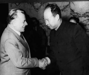 （圖）帕爾米羅&middot;陶里亞蒂會見出席意共八大的彭真