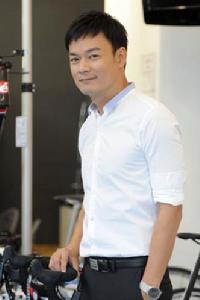 王�裁 飾 黃學文(Bill)