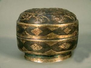 《唐代鎏金鸚鵡紋銀盒》 《唐代鎏金鸚鵡紋銀盒》