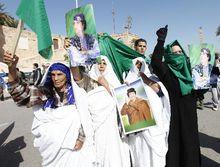 卡扎菲的支持者高喊支持政府的各種口號