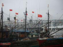 掛好國旗的漁船準備出海