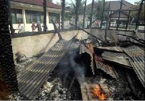 2003年5月20日，在印度尼西亞亞齊省的美倫鎮，學生們從一所燒毀的校舍旁走過。據當地警方稱，分離主義分子5月19日焚燒了至少20所當地學校。印尼政府於19日凌晨開始在亞齊省實施戒嚴，並展開了近30年來最大規模的軍事行動，對分離主義組織