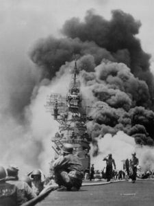 遭到自殺飛機撞擊的“邦克山”號航母 