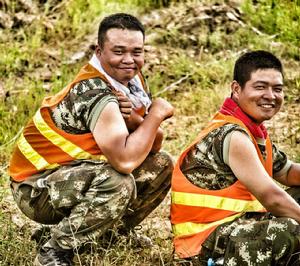 太陽的勳章[趙洪虎抗洪作品]