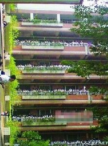 事發次日，真光中學高二學生找當事人理論，引來更多學生圍觀