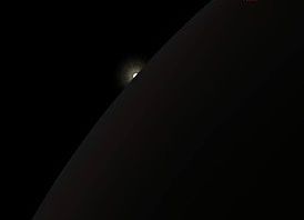 在2111年12月23日發生的冥王星日全食中，太陽消失在冥衛一查戎的背後（電腦模擬）