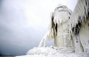 嚴寒天氣致美威州堆起近8米冰山