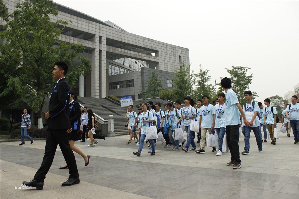 接待川內20所中學200餘名高中生