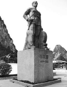河池金城江公園山上的韋拔群烈士雕像